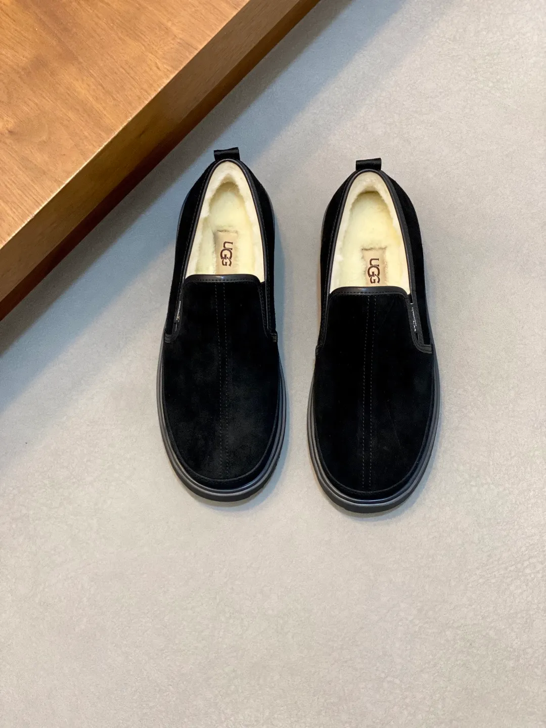 Men's shoes 💰580 New UGG fur-integrated men's simple and fashionable snow shoes. The most worth buying at the end of this year are warm casual shoes. Whether you are out and about at home, their comfortable and warm performance will be your most suitable fashion companion! The material is cowhide upper and imported wool is used inside. Two layers of cowhide for warmth and comfort! The eva+ rubber patch outsole is cushioned, non-slip and wear-resistant, and has good elasticity. It is light and wear-resistant, comfortable and soft, and the new simple cut is more fashionable. It has both practicality and fashion sense, so you no longer have to worry about how to match it in winter, while still maintaining your fashionable taste. High-quality genuine wool produced in Dongguan. The material depends on the details! Size: 39-40-41-42-43-44-45 sneaker size